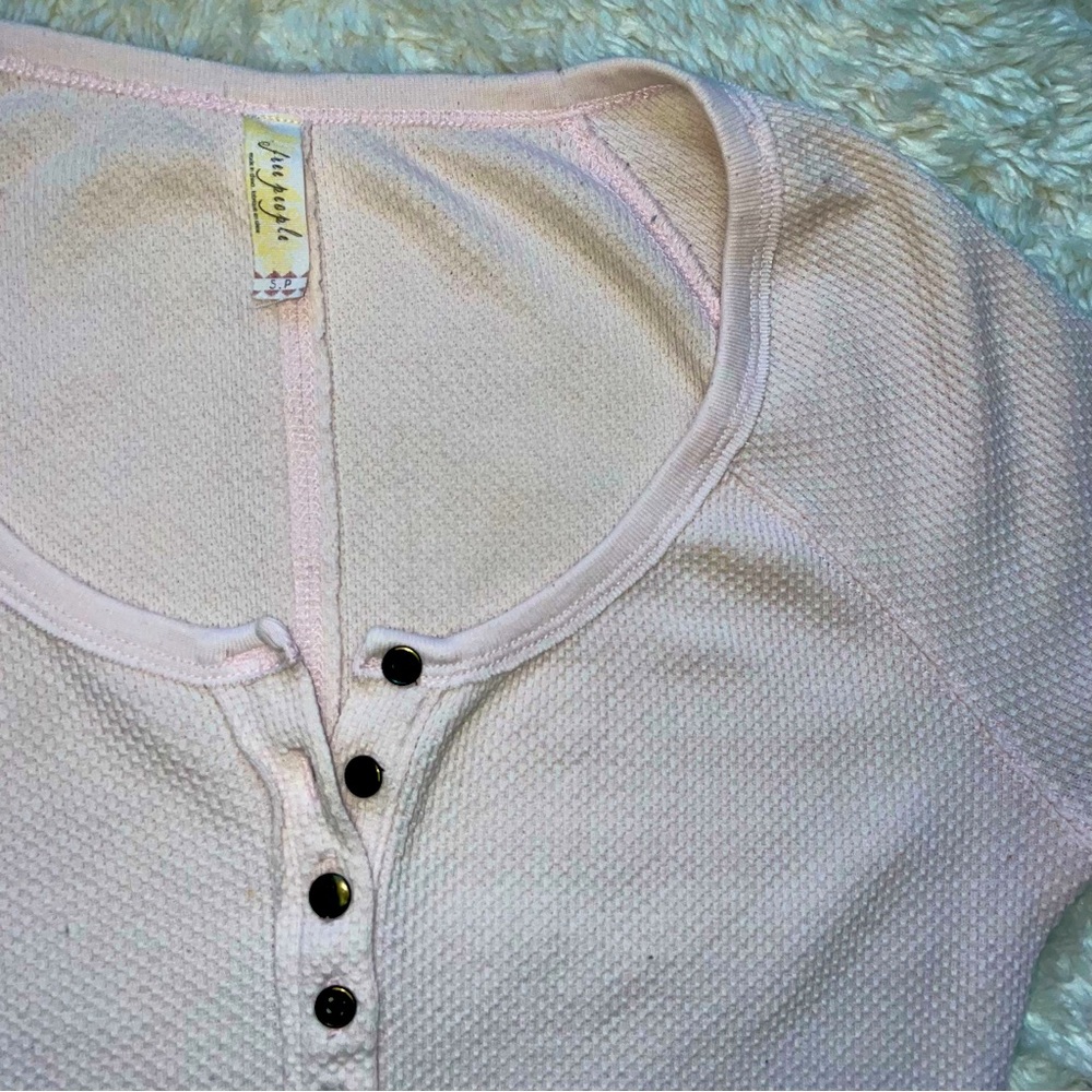 Free People light pink ski lodge thermal button henley w/ mauve crochet sleeves - Picture 3 of 6